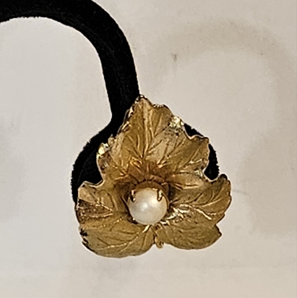 Rare Vintage Sarah Coventry Earrings Ivy Leaf White Faux Pearl Goldtone Clip On - Picture 3 of 6